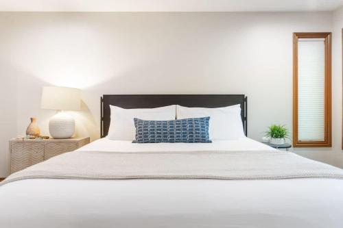 Hummingbird Beach House-Family Friendly - main image