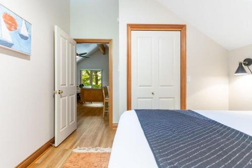 Hummingbird Beach House-Family Friendly - image 11