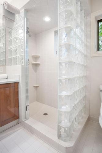 Hummingbird Beach House-Family Friendly - image 9