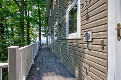 Hummingbird Beach House-Family Friendly - image 2