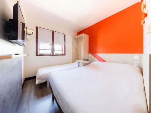 1 double bed, 1 twin bed