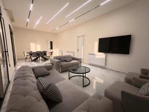 Koplietošanas atpūtas telpa ar TV, The Gray House-Al Ghinah in Ghbaleh
