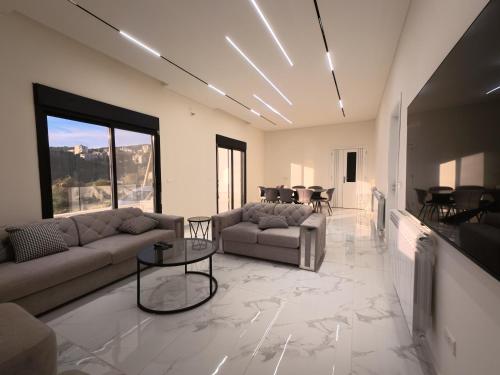 Iekārtas, The Gray House-Al Ghinah in Ghbaleh
