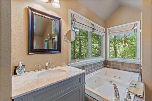The Grand Treehouse Resort – Eureka Springs, AR