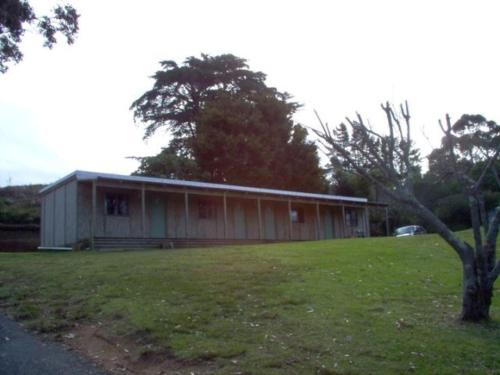 a house with a tree in the yard, Pukenui Holiday Park in Pukenui