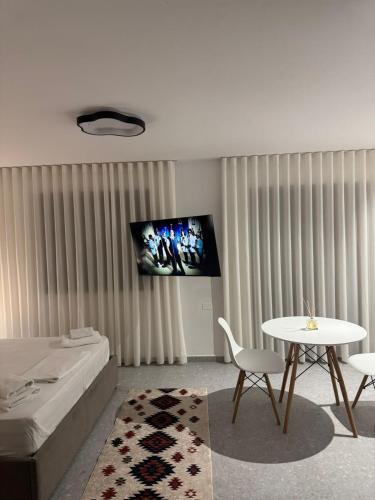 Roomy Central, Tirana