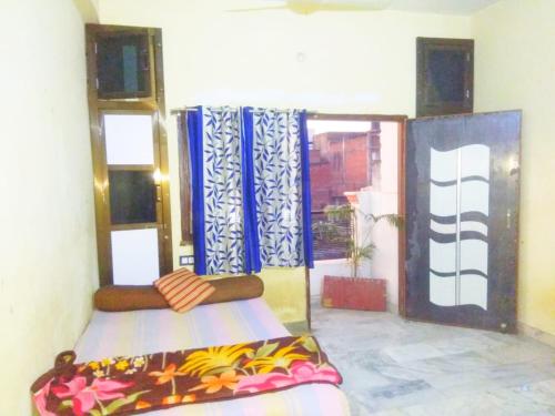 1 twin bed, 2 sofa beds