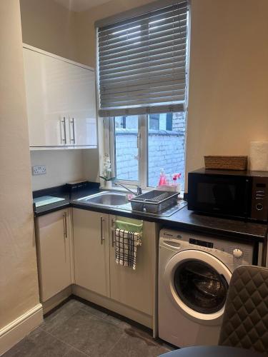 Cozy 2Bed Home Train, highway & Free Parking in 哈茨希尔