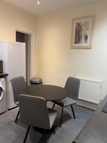 Cozy 2Bed Home Train, highway & Free Parking in 哈茨希尔