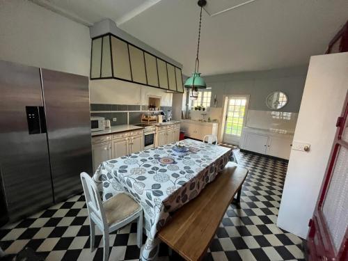 Grande maison de charme Grand jardin 13 couchages in Екуш