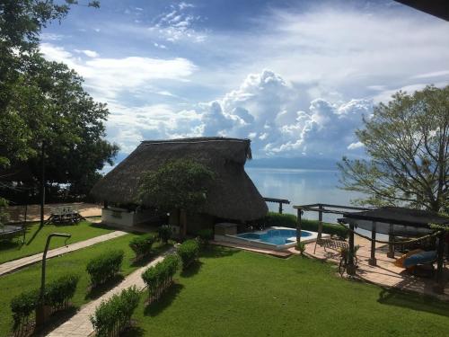 House with private beach Lake Izabal Guatemala – khách sạn tại Mariscos