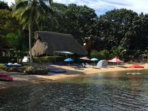 House with private beach Lake Izabal Guatemala in Mariscos