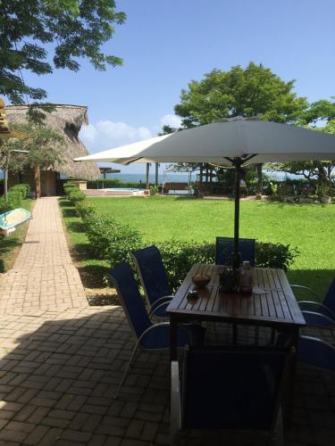 House with private beach Lake Izabal Guatemala in Mariscos