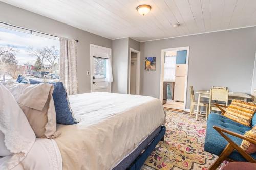 Charming French Studio Apartment in Laramie, USA