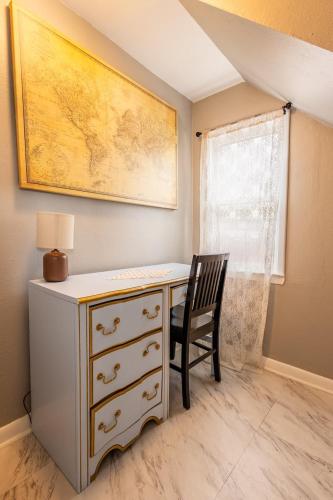 Charming French Studio Apartment in Laramie, USA