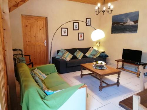 Koplietošanas atpūtas telpa ar TV, Gîte de Ker Huon avec piscine privée, couverte et chauffée (Gite de Ker Huon avec piscine privee, couverte et chauffee) in Runan