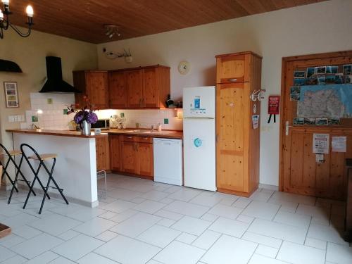 virtuve, Gîte de Ker Huon avec piscine privée, couverte et chauffée (Gite de Ker Huon avec piscine privee, couverte et chauffee) in Runan