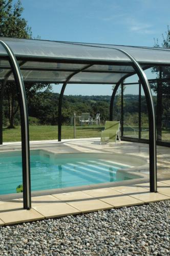 Peldbaseins, Gîte de Ker Huon avec piscine privée, couverte et chauffée (Gite de Ker Huon avec piscine privee, couverte et chauffee) in Runan