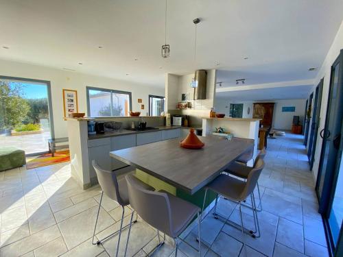virtuve, Magnifique villa dans le massif de la Clape in Armissan