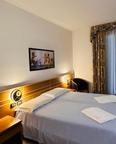 1 double bed, 2 twin beds