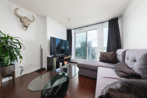 Cozy Condo in Prime Location with Jacuzzi Pool & Sauna – khách sạn tại Trung tâm Vancouver