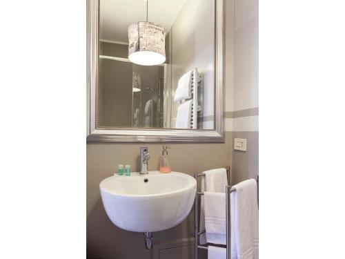 Apartment Via Farina - image 11