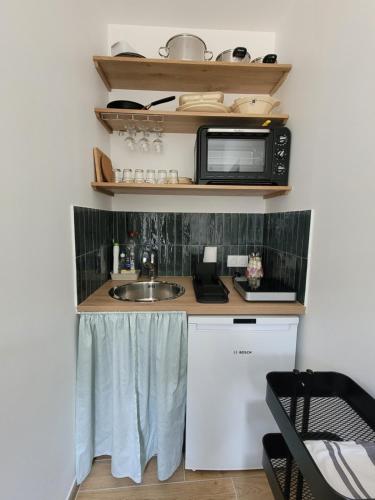Konyha, Studio situé dans le Mas Saint-Raphaël (Studio situe dans le Mas Saint-Raphael) in Solerieux (Rhone-Alpes)