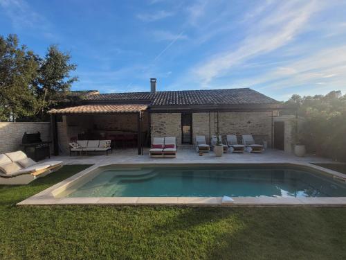 Úszómedence, Studio situé dans le Mas Saint-Raphaël (Studio situe dans le Mas Saint-Raphael) in Solerieux (Rhone-Alpes)
