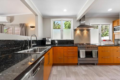 virtuve, Silver Seas Retreat in Muriwai