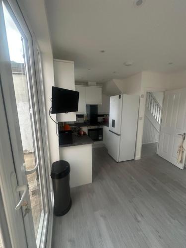 Newly Refurbished 3-Bed Home in London, Free Parking gîte à louer Ponders End