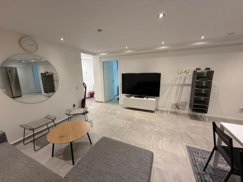 Fresh and newly renovated basement apartment in 소드라 소피에룬드