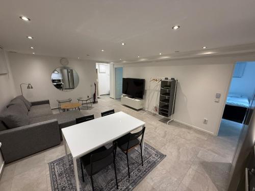 Fresh and newly renovated basement apartment in Sodra Sofielund