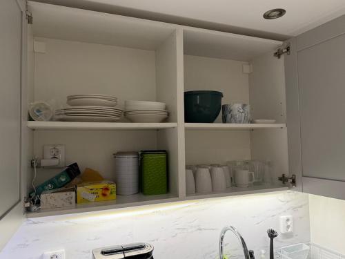 Kitchen, Fresh and newly renovated basement apartment in Sodra Sofielund