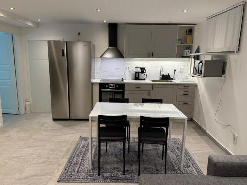 Kitchen, Fresh and newly renovated basement apartment in Sodra Sofielund