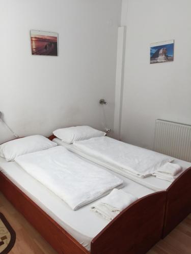 Twin Room image 5
