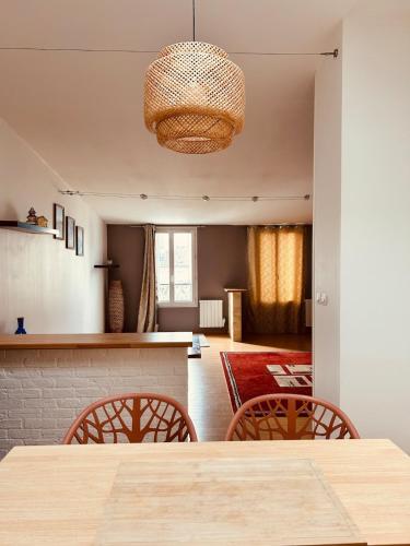 Large bright apartment Downtown Station 5 min away