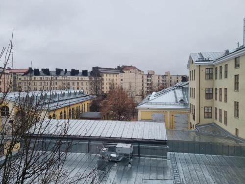 Stylish two-room apartment with balcony & great views in Töölö