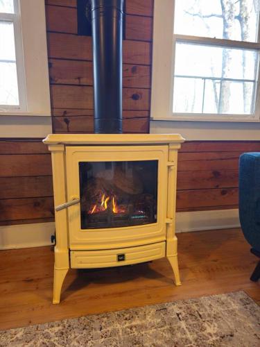 Cozy Cabin, Hot Tub, Fast 500Mbps Wi-Fi, Fireplace in Mars Hill, USA