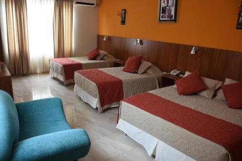 1 queen bed, 2 twin beds
