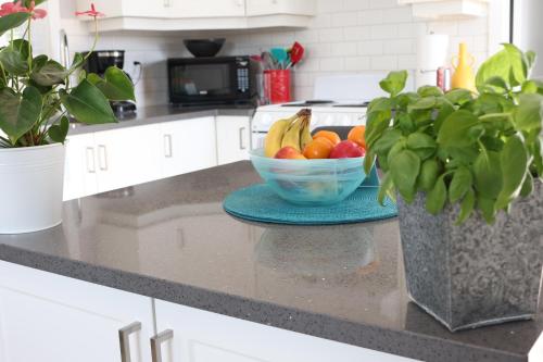 LOCATION LOCATION LOCATION IMMACULATE 1 BEDROOM SUITE in Victoria, Canada