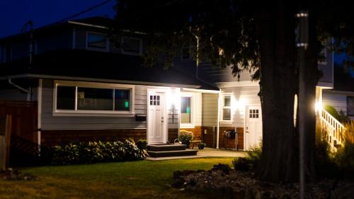 LOCATION LOCATION LOCATION IMMACULATE 1 BEDROOM SUITE in Victoria, Canada
