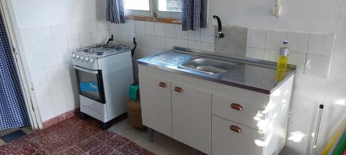 keuken, Casa a 50 m DE LA PLAYA con DIRECTV Y WIFI in Costa Azul