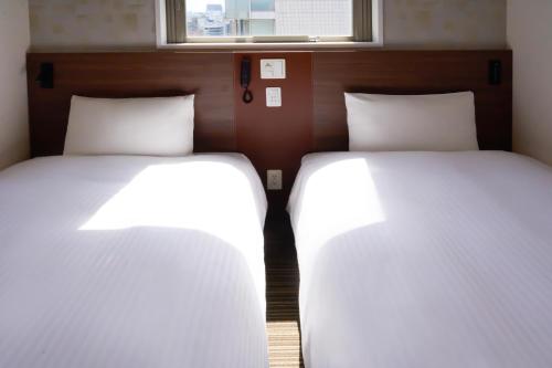 2 twin beds
