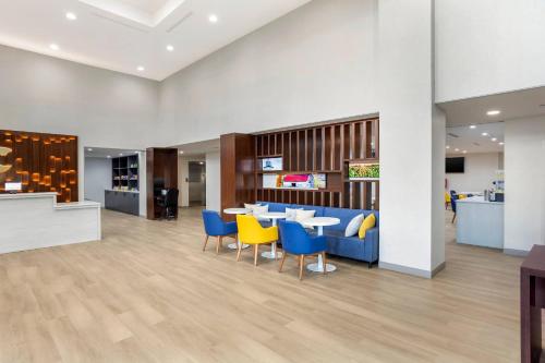 Comfort Suites Central Valley - Woodbury - image 7