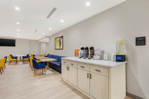 Comfort Suites Central Valley - Woodbury - image 4