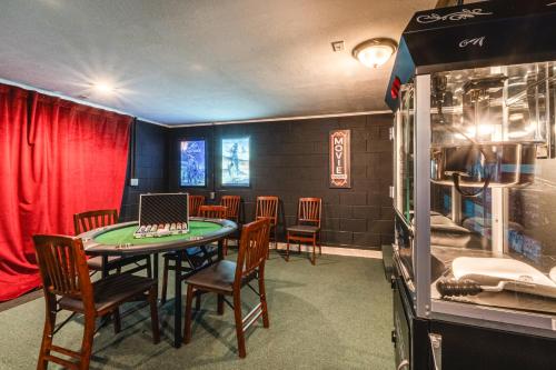 Recreational facilities, NRG Retreat Pool, Games, Theater and Rock Walls in Oak Hill (WV)