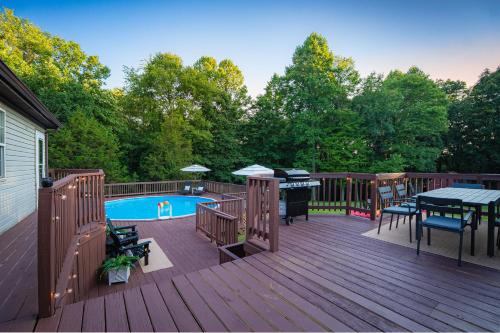 Facilities, NRG Retreat Pool, Games, Theater and Rock Walls in Oak Hill (WV)