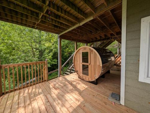 桑拿, The Bear Cave Cottage at Little Kennisis Lake in 哈利伯顿(ON)