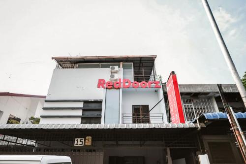 Entrance, RedDoorz @ Jalan HM Yamin Medan in Medan Kota