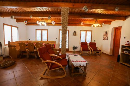 Koplietošanas atpūtas telpa ar TV, Alpine Chalet - Ski & Lake Belis in Belis
